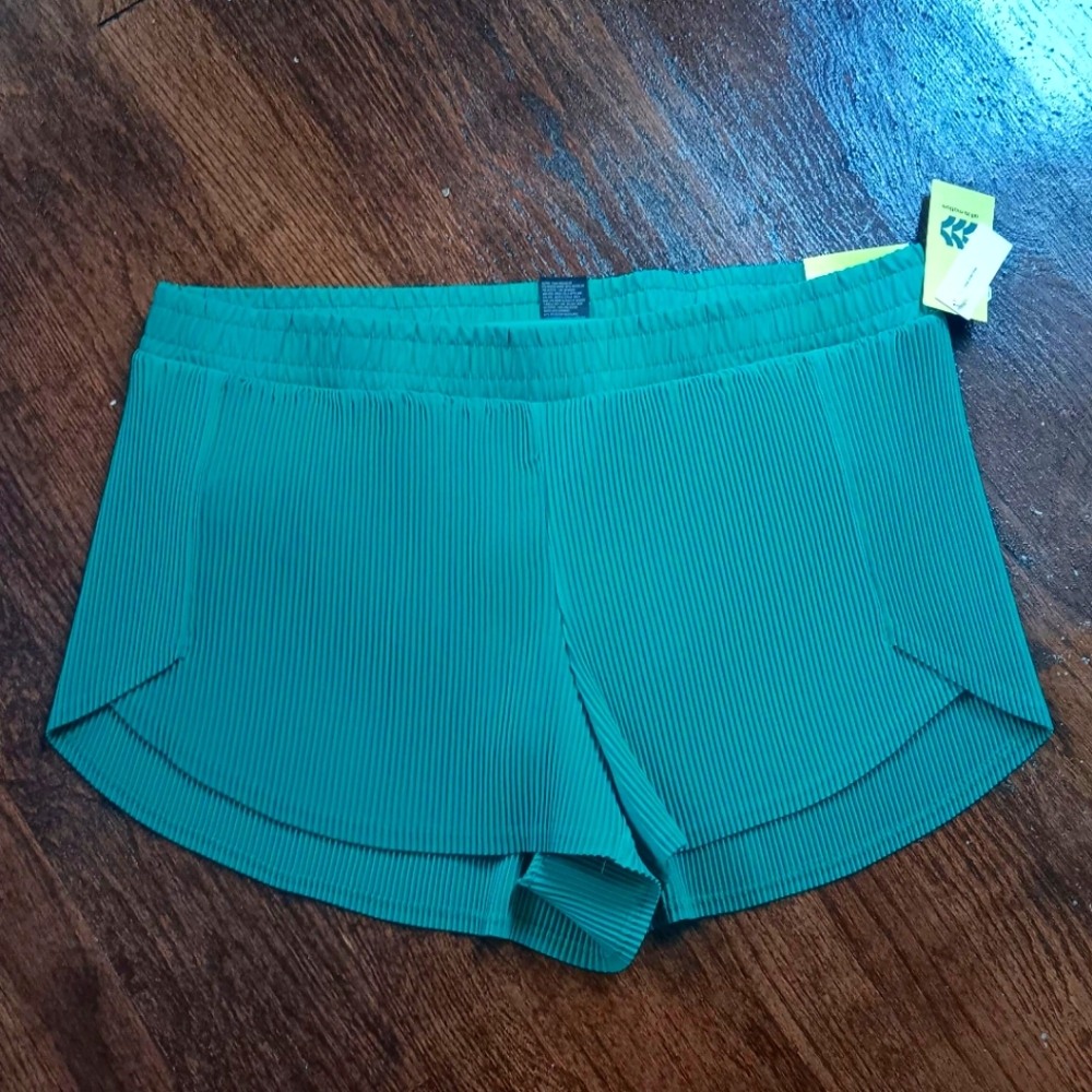 NWT Mid Rise Pleated Workout Short